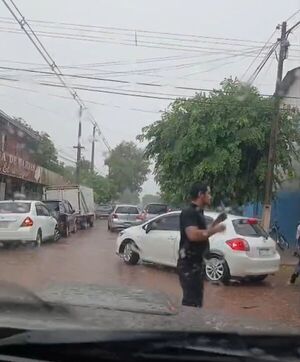 Ciudadano organiza el tránsito frente al Don Bosco ante ausencia municipal - Concepción al Día