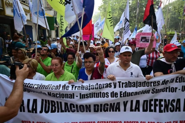 Docentes paralizan clases por dos días contra reforma de Caja Fiscal
