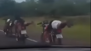 Jóvenes se accidentaron mientras hacían "Superman" sobre la moto
