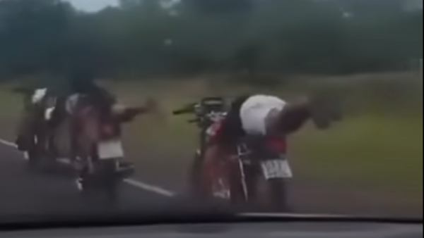 Jóvenes se accidentaron mientras hacían "Superman" sobre la moto