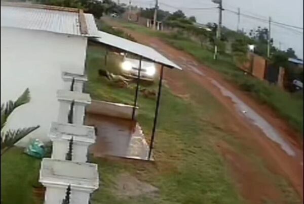 Investigan intento de feminicidio tras presunto ataque con automóvil en J. Augusto Saldívar  - Nacionales - ABC Color