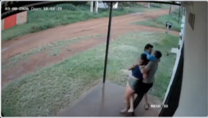 Video: Intento de feminicidio en J. Augusto Saldívar: hombre atropella y trata de estrangular a su pareja