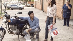 Celosa puso azúcar en el tanque de combustible de la moto de su amorchi