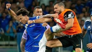 Mineiro repudia las agresiones entre jugadores en un partido con 23 expulsados
