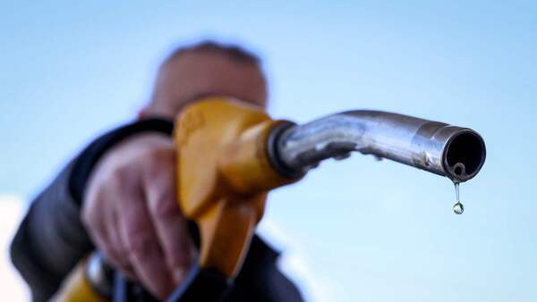 El petróleo se dispara tras la elección del hijo de Jamenei como nuevo líder de Irán