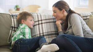 La comunicación con los hijos, clave para detectar problemas en su cuidado por terceros