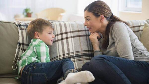 La comunicación con los hijos, clave para detectar problemas en su cuidado por terceros