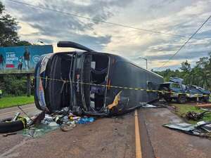 Tres personas internadas en HGI tras triple colisión y vuelco de colectivos en Encarnación - Policiales - ABC Color
