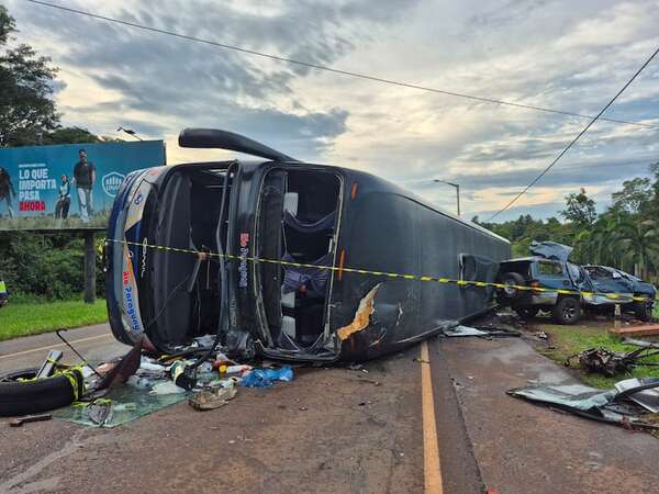 Tres personas internadas en HGI tras triple colisión y vuelco de colectivos en Encarnación - Policiales - ABC Color