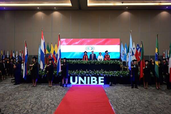 350 estudiantes de la UNIBE llegaron al ansiado título universitario - ABC Revista - ABC Color