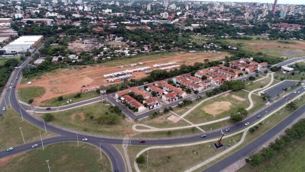 Movilización de beneficiarios de viviendas sociales en la Costanera reclamando cumplimiento