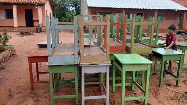 ¿Y los pupitres chinos? MEC mandó mesas usadas y en mal estado a escuela en Concepción