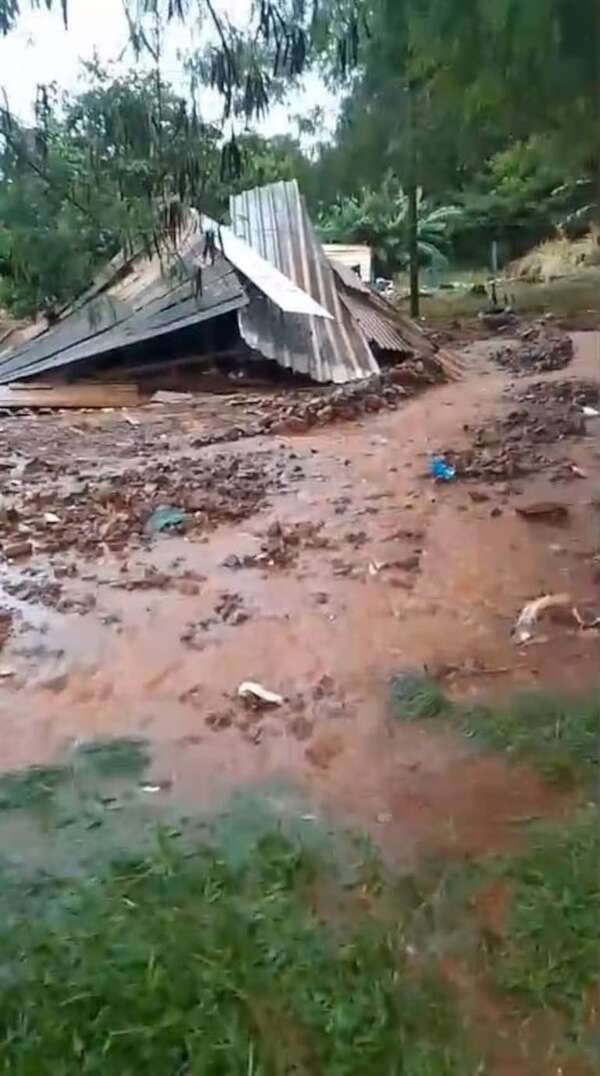 Video: fuerte raudal destruye precaria vivienda en un asentamiento de Pedro Juan Caballero - Nacionales - ABC Color