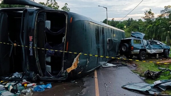 Investigan triple accidente que deja un muerto y 23 heridos en San Juan del Paraná