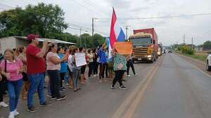 Villetanos se manifiestan por el pésimo estado de la ruta D071 - Nacionales - ABC Color