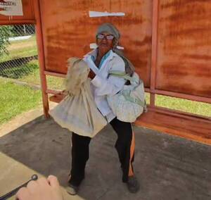 ¿Recuerdan a la abuelita que vendía limones? Comenzó la construcción de su casita