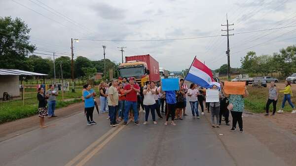 Padres cierran ruta en Villeta para exigir entrega de kits escolares - Nacionales - ABC Color