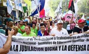 Docentes en pie de guerra por reforma de caja fiscal que se trataría este miércoles - Noticiero Paraguay