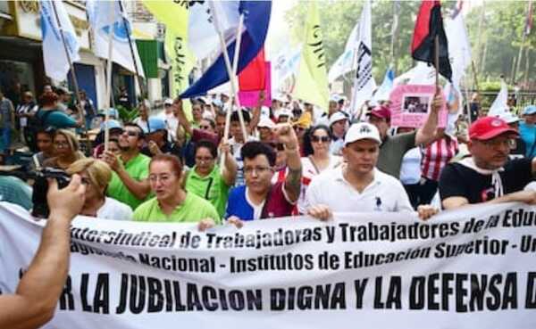 Docentes en pie de guerra por reforma de caja fiscal que se trataría este miércoles - Noticiero Paraguay