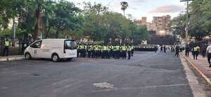 Policía activa dispositivo de seguridad ante movilización docente - Nacionales - ABC Color