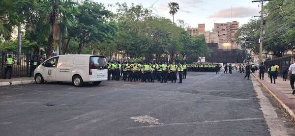 Policía activa dispositivo de seguridad ante movilización docente - Nacionales - ABC Color