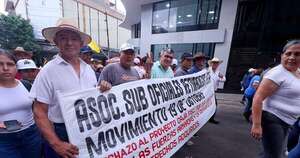 La Nación / Militares y policías se acoplarán el miércoles a la movilización docente en Asunción