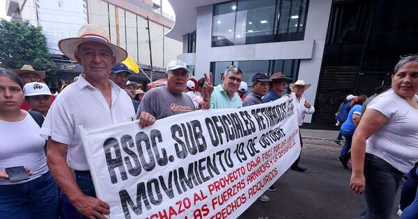 La Nación / Militares y policías se acoplarán el miércoles a la movilización docente en Asunción