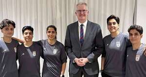 La Nación / Jugadoras de la selección iraní de fútbol reciben asilo en Australia