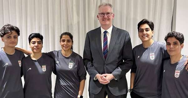 La Nación / Jugadoras de la selección iraní de fútbol reciben asilo en Australia