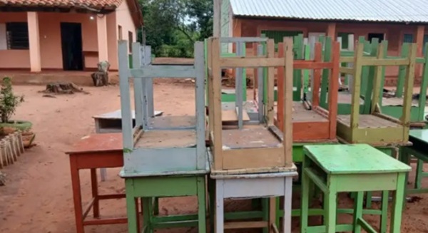 Concepción: Directora reporta mesas en mal estado del MEC