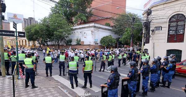 La Nación / Policía despliega operativo de seguridad en el microcentro ante movilización de docentes
