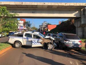 Patrullera de Tránsito choca contra vehículo estacionado en Encarnación