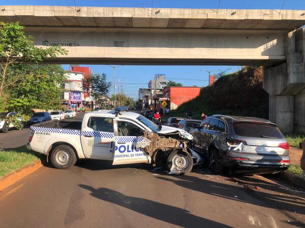Patrullera de Tránsito choca contra vehículo estacionado en Encarnación