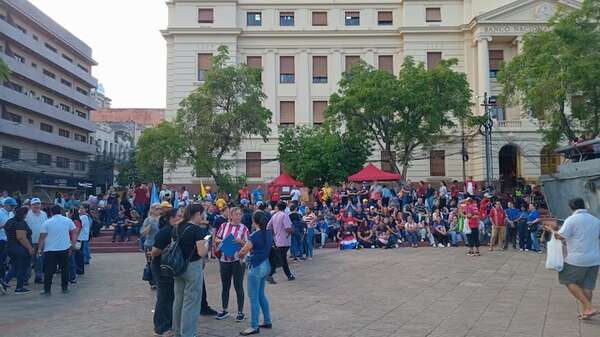 Caja fiscal: arranca el primer día de movilización docente a la espera del debate en el Senado - Nacionales - ABC Color