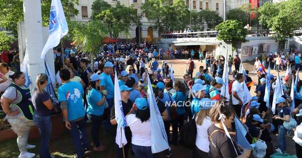 La Nación / Docentes se concentran en plaza céntrica para seguir dictamen sobre caja fiscal