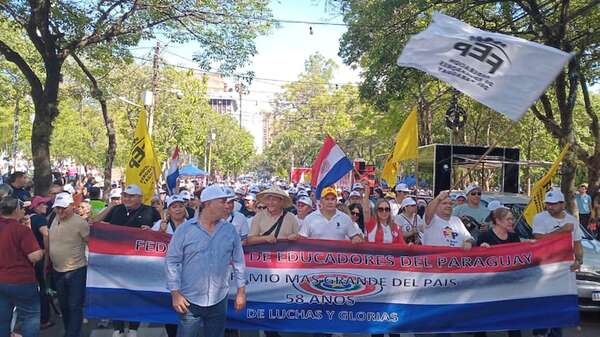 Caja Fiscal: docentes marchan nuevamente en el centro de Asunción - Nacionales - ABC Color