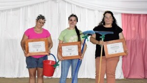 Regalaron escobas, palo de piso y baldes a mujeres por su día y hubo enojo