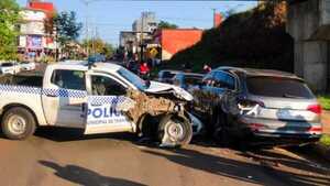 Un agente de la PMT de Encarnación se desvanece al volante y choca
