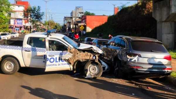 Un agente de la PMT de Encarnación se desvanece al volante y choca