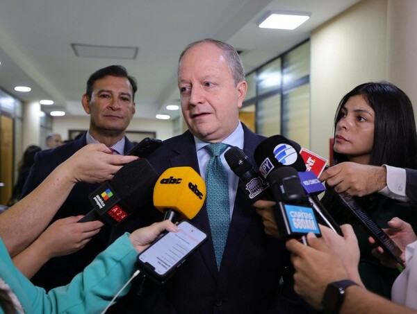 Ministro responde a diputados: «no estamos para recibir flores»