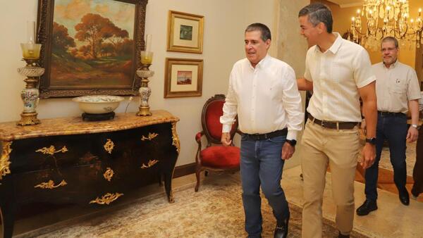 Peña visita a Cartes, quien se muestra por primera vez tras su internación