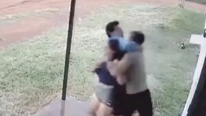 Albañil salvó a mujer arrollada por su pareja: "Le dije que a las mujeres no se les pega"