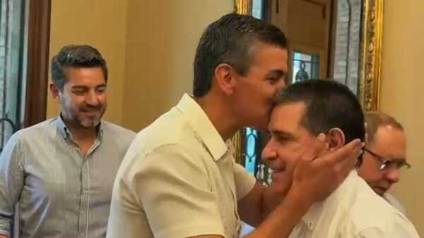 ¡Besito en la frente y a trabajar! Santi y Alliana visitaron a Cartes tras su susto médico