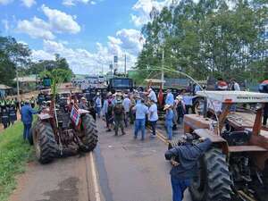 Cañicultores: Policía frena con antimotines avance hacia Ruta PY02 - Nacionales - ABC Color