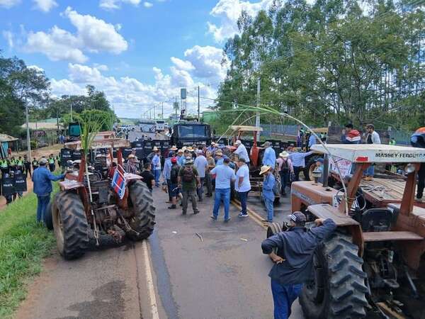 Cañicultores: Policía frena con antimotines avance hacia Ruta PY02 - Nacionales - ABC Color