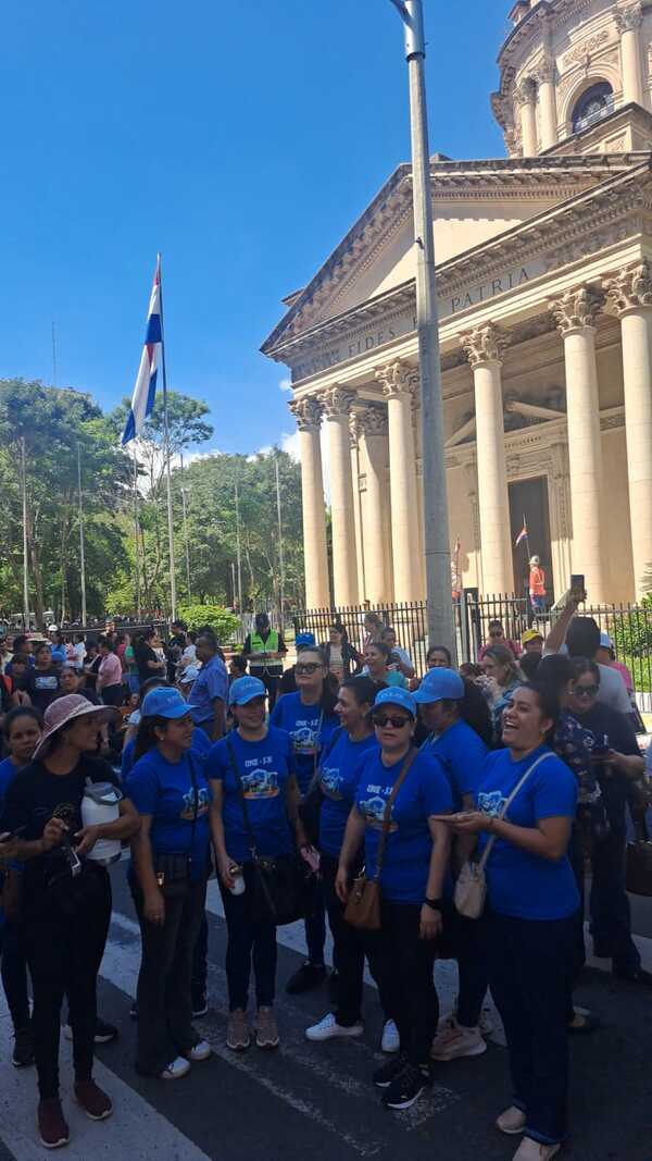 Docentes copan el microcentro de Asunción en protesta contra la reforma de la Caja Fiscal