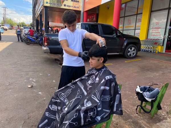 Admirable: Joven estilista corta el cabello en las calles de Encarnación y sueña con tener su propio salón