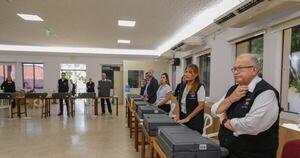 La Nación / Titular del TSJE lideró una jornada de capacitación sobre uso de máquinas de votación