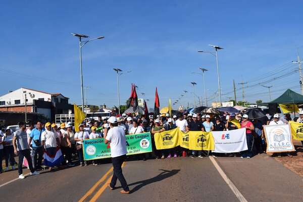 Docentes cierran ruta en Carapeguá y tildan de “traidores” a diputados Figueredo y Samaniego - Nacionales - ABC Color