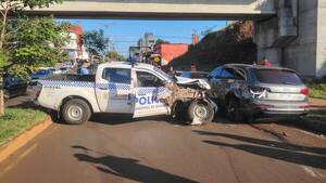 Un agente de PMT se desmayó y chocó contra varios autos en Encarnación